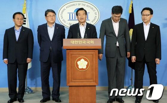 본문 이미지 - 서상기 국회 정보위원장과 새누리당 정보위 소속 의원들이 20일 오후 서울 여의도 국회 정론관에서 고 노무현 전 대통령의 NLL 대화록 열람과 관련한 입장을 밝히고 있다. 의원들은 이 자리에서 