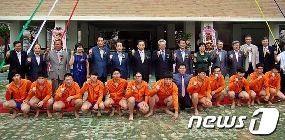 본문 이미지 - 20일 오전 울산강남고등학교에서 씨름부 창단식 및 씨름장(호연관)개관식이 열렸다. 김복만 울산시교육감, 서동욱 울산시의장, 심규화 울산시체육회 사무처장, 김석원 울산시씨름협회장, 이대웅 교장 등이 선수단과 함께 기념촬영을 하고 있다. /사진제공=울산시체육회 © News1  