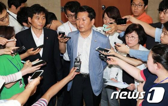 본문 이미지 - 민주당 정청래 정보위원회 간사와 정보위원들이 20일 서울 여의도 국회 정론관에서 가진 남북정상회담 NLL 대화록과 관련한 기자회견을 마친 뒤 취재진의 질문에 답하고 있다. 의원들은 이 자리에서 