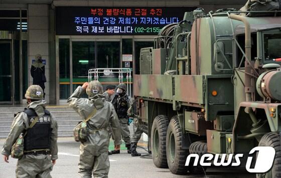 본문 이미지 - 수도방위사령부 화생방신속대응팀이 20일 오후 의문의 백색가루가 발견돼 출입이 통제된 서울 강남구 수서경찰서에서 제독작업을 하고 있다. 2013.6.20/뉴스1 © News1 박세연 기자