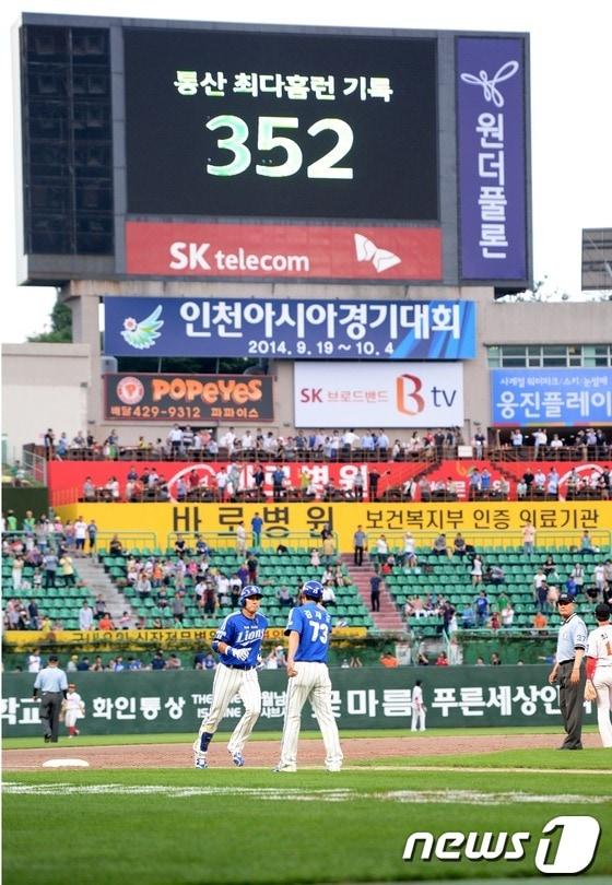 본문 이미지 - 20일 오후 인천 문학구장에서 ‘2013 한국야쿠르트 세븐프로야구’ SK와이번스와 삼성라이온즈 경기에서 삼성 3회말 공격 1사 1,3루 상황 이승엽이 3점홈런을 날린 후 3루 김재걸 코치와 하이파이브를 나누고 있다.2013.6.20/뉴스1 © News1   이동원 기자