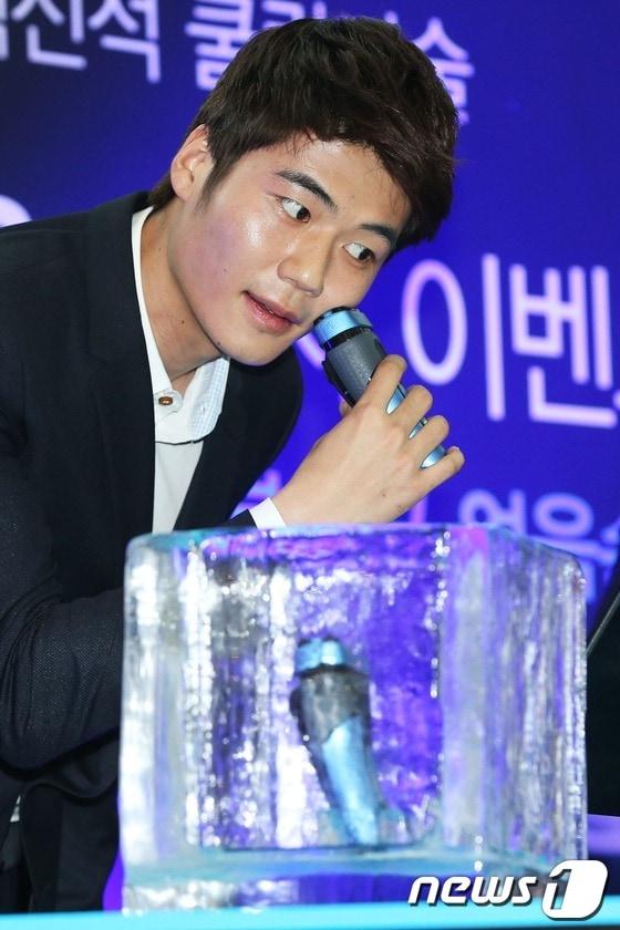 본문 이미지 - 축구선수 기성용이 20일 오후 서울 영등포 타임스퀘어 아트리움에서 열린 면도기 브랜드 브라운의 신제품 쿨텍 출시 기념 이벤트에 참석해 제품 시연을 하고 있다. 2013.6.20 머니투데이/뉴스1 © News1 