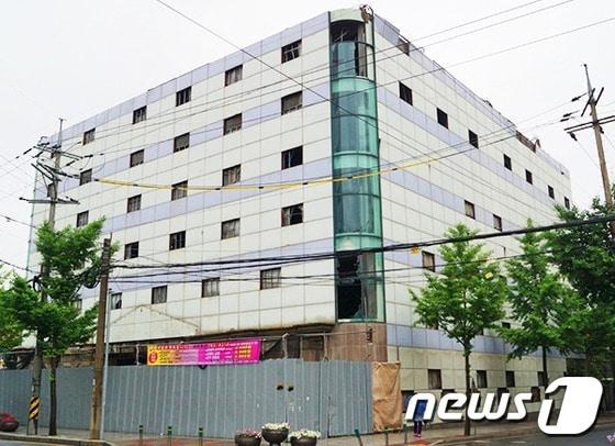 본문 이미지 - 강원 원주시 명륜동에 위치한 도영쇼핑센터가 수년간 방치돼 있다. 2013.6.20/뉴스1 © News1 이예지기자 