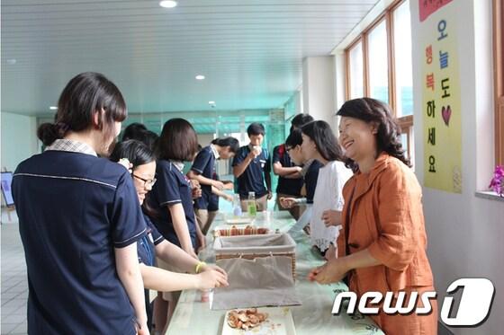 본문 이미지 -  인천영종고는 매일 아침 식사를 거르고 등교한 학생들에게 간식을 제공하는 ‘돌봄 10분 해피타임’을 운영하고 있다© News1  