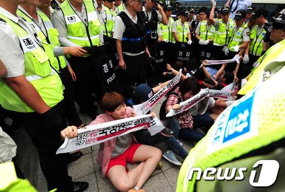 본문 이미지 - 한국대학생연합(한대련)이 21일 오전 기자회견을 마친 후 도로에서 기습 시위를 벌였다. © News1 윤선미 인턴기자