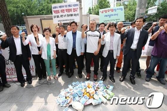 본문 이미지 - 서울 종로구 남양유업 본사 앞에서 농성을 벌이고 있는 남양유업대리점협의회를 찾은 민주당 을지로위원회 우원식 위원장을 비롯한 의원과 시민단체 관계자들이 사태 해결을 촉구하는 기자회견을 열고 구호를 외치고 있다. © News1 한재호 기자