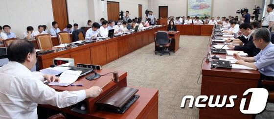 본문 이미지 - 21일 오후 서울 여의도 국회 산업통상자원위원회 회의실에서 열린 전체회의에서 여야 의원들이 밀양 송전탑 주민 지원 '송변전시설 주변지역 지원법안' 등을 논의하고 있다. 2013.6.21/뉴스1 © News1 허경 기자