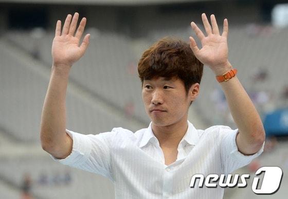 본문 이미지 - 박지성&#40;퀸즈파크 레인저스&#41;가 21일 오후 서울월드컵경기장에서 열리린 &#39;하나은행 K리그 올스타전 2013&#39;에 참석해 경기 시작 전 인터뷰를 하고 있다. 박지성은 인사말을 통해 