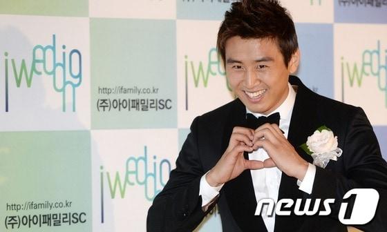 본문 이미지 - 독일 분데스리가 FC 아우크스부르크에서 활약 중인 구자철이 22일 오후 서울 광장동 쉐라톤 그랜드 워커힐 호텔에서 한 살 연상의 일반인 예비신부와 결혼식에 앞서 열린 기자회견에서 하트를 그려보이고 있다. 2013.6.22/뉴스1 © News1   손형주 기자