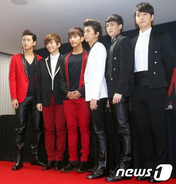 본문 이미지 - 그룹 2PM이 22일 오후 서울 잠실실내체육관에서 열리는 아시아 투어 콘서트 '왓 타임 이즈 잇?(What time is it?)'에 앞서 기자회견을 갖고 있다. 2013.6.22 머니투데이/뉴스1 © News1   