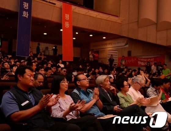본문 이미지 - 지난 6월 경기 과천시 중앙동 과천시민회관 대극장에서 열린 &#39;2013년 진보신당 재창당대회&#39;에서 당원들이 박수를 치고 있다. © News1 정회성 기자