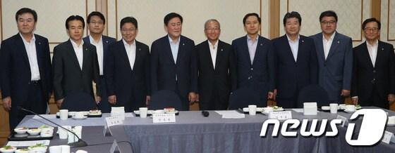 본문 이미지 - 최경환 새누리당 원내대표와 현오석 경제부총리 등이 24일 서울 여의도 국회 귀빈식당에서 열린 국내 경제상황 점검 당정협의에서 기념촬영을 하고 있다. 이날 당정협의에선 '버냉키 쇼크'에 따른 국내 금융시장 및 경제 동향 점검과 대응책이 논의될 예정이다.2013.6.24/뉴스1 © News1 송원영 기자