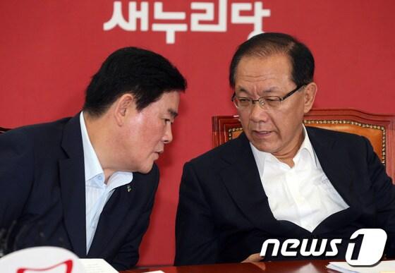 본문 이미지 - 황우여 새누리당 대표와 최경환 원내대표가 24일 오전 서울 여의도 국회에서 열린 최고위원회의에서 대화를 나누고 있다. 2013.6.24/뉴스1 © News1 허경 기자