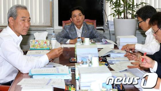본문 이미지 - 24일 서울 여의도 국회에서 열린 정무위원회 법안심사 소위원회에서 박민식 소위 위원장과 여야 의원들이 안건을 심사하고 있다. 2013.6.24/뉴스1 © News1   오대일 기자