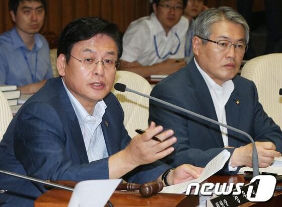 본문 이미지 - 정우택 공공의료정상화 국정조사 특별위원장이 24일 서울 여의도 국회에서 열린 보건복지위원회 전체회의를 주재하고 있다. 2013.6.24/뉴스1 © News1   송원영 기자