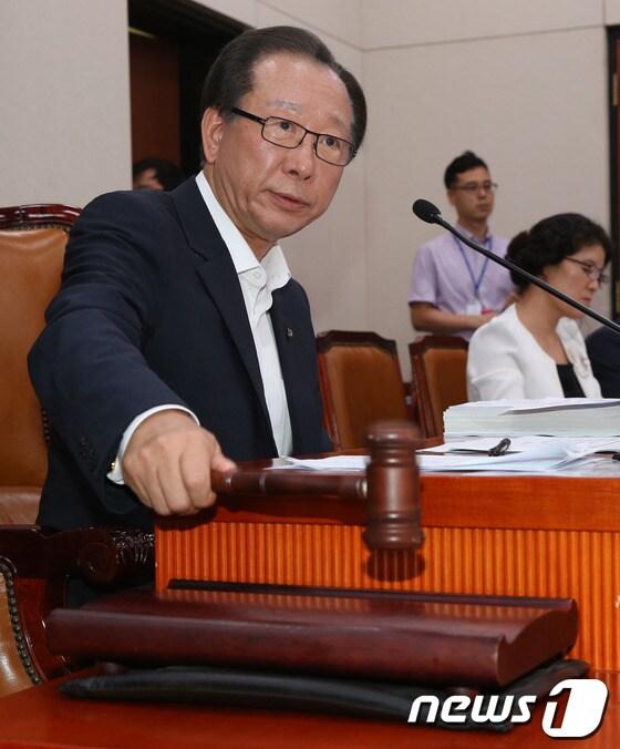 본문 이미지 - 안홍준 국회 외교통일위원회 위원장이 24일 서울 여의도 국회에서 열린 외교통일위원회 전체회의에서 의사봉을 두드리며 안건을 상정하고 있다. 외통위는 이날 전체회의에서 국군포로 송환촉구 결의안을 채택했다. 2013.6.24/뉴스1 © News1   송원영 기자