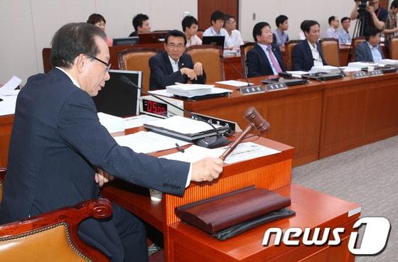 본문 이미지 - 안홍준 국회 외교통일위원회 위원장이 지난 24일 국회에서 열린 외교통일위원회 전체회의에서 의사봉을 두드리며 안건을 상정하고 있다. 2013.6.24/뉴스1 © News1 송원영 기자