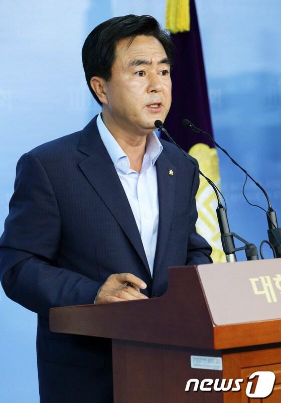 본문 이미지 -                                               새누리당 김태흠 원내대변인.  2013.6.24/뉴스1 © News1 오대일 기자
