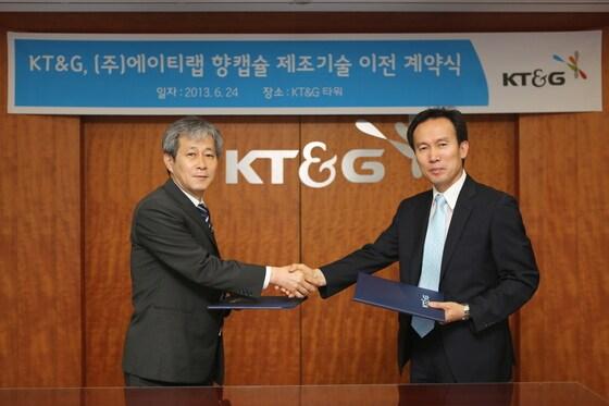 본문 이미지 - 김영택 에이티랩 사장(오른쪽)과 이영택 KT&G R&D본부장이 지난 24일 서울 대치동 KT&G타워에서 기술이전 계약을 체결한 후 악수를 나누고 있다.© News1  