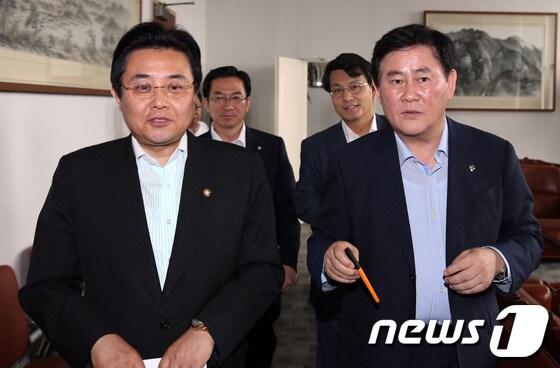 본문 이미지 - 최경환 새누리당 원내대표와 전병헌 민주당 원내대표가 25일 오후 국정원 국정조사 6월 국회 실시 합의를 마치고 국회 운영위원장실을 나서고 있다. 2013.6.25/뉴스1 © News1 허경 기자