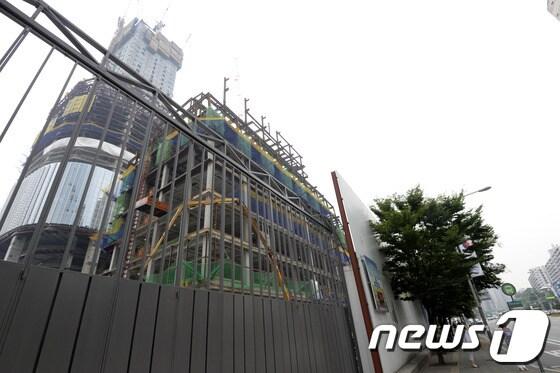 본문 이미지 - 서울 송파구에 위치한 제2롯데월드 건설 현장. © News1 안은나 기자