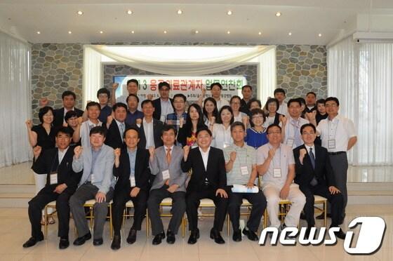 본문 이미지 - 26일 울산시 중구의 한 뷔페식당에서 울산시가 주최하고 동강병원이 주관하는 ‘응급의료 관계자 업무 연찬회’가 열려 참석자들이 기념촬영을 하고 있다. (동강병원 제공) © News1  