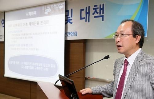 본문 이미지 - 박호환 아주대 교수가 '우리 경제 엑소더스, 그 현황과 원인'을 주제로 발표하고 있다. © News1  