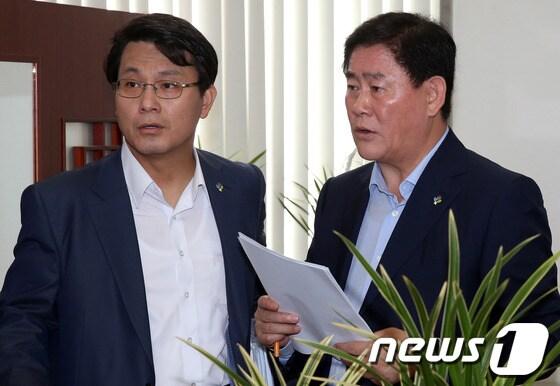 본문 이미지 - 최경환 새누리당 원내대표와 윤상현 원내수석부대표가 27일 서울 여의도 국회 원내대표실에서 열린 상임위간사단·정조위원단 회의에서 대화를 하고 있다. 2013.6.27/뉴스1 © News1 송원영 기자