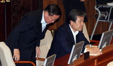 본문 이미지 - 김재원 새누리당 의원이 27일 오후 서울 여의도 국회에서 열린 본회의에 참석해 같은 당 김무성 의원에게 인사하고 있다. © News1 허경 기자