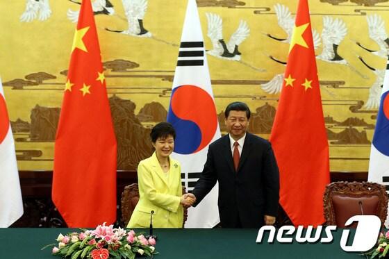 본문 이미지 - 지난 6월 정상회담 당시 박근혜 대통령과 시진핑（習近平）중국 국가주석 /뉴스1 © News1 이광호 기자