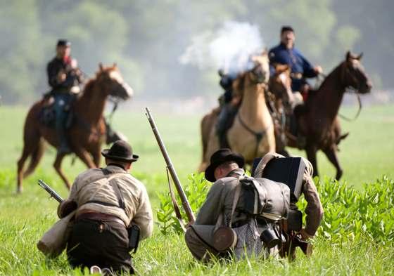 본문 이미지 - 미국 남북전쟁에서 북군에 결정적 승리를 가져다준 게티스버그 전투가 28일(현지시간) 재현됐다. 게티스버그 전투 150주년을 맞아 28일부터 3일간 1만명 이상이 참여해 전투를 재현한다. © AFP=뉴스1  