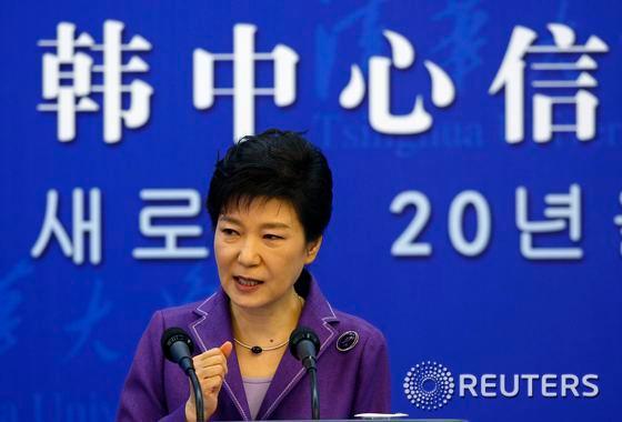 본문 이미지 - 박근혜 대통령이 29일 중국 칭화대에서 '새로운 20년을 여는 한중 신뢰의 여정(韓中心信之旅, 共創新二十年)'을 주제로 한중 양국관계의 중요성을 역설하고 있다. © 로이터=뉴스1   이재영 인턴기자