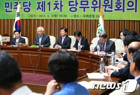 본문 이미지 - 민주당 김한길 대표가 3일 오전 서울 여의도 국회에서 열린 제1차 당무위원회의에서 모두발언을 하고 있다. 김 대표는 이 자리에서 