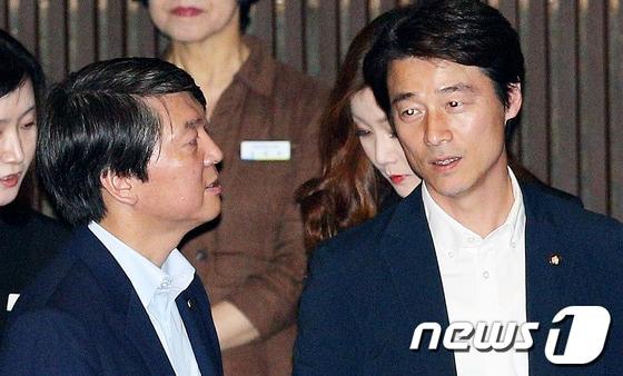 본문 이미지 - 지난 6월  3일 오후 서울 여의도 국회에서 열린 본회의에서 무소속 안철수 의원이 운영위원장 선출 투표 순서를 기다리며 송호창 의원과 대화를 나누고 있다.  2013.6.3/뉴스1 © News1   오대일 기자