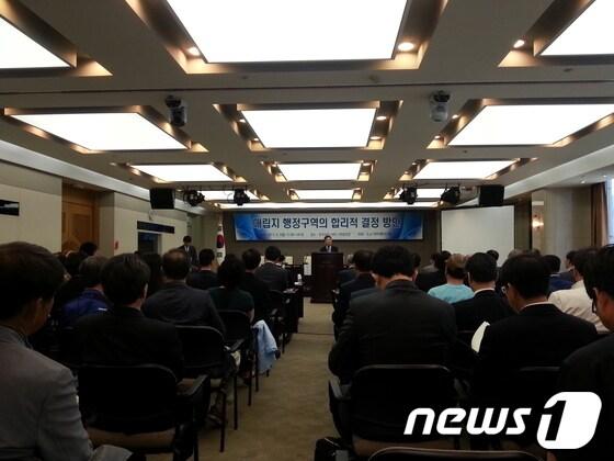 본문 이미지 - 3일 한국프레스센터에서 새만금 매립지 결정과 관련해 도시·지역계획연구원(KEPSI) 주최로 '매립지 행정구역의 합리적 결정방안'에 대한 세미나가 개최됐다./사진제공=부안군© News1 