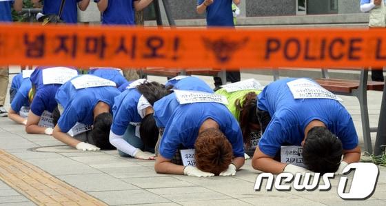 본문 이미지 - 21세기 한국대학생연합 소속 대학생들이 30일 서울 세종로 일대에서 국정원의 선거개입을 규탄하며 청와대 방향으로 삼보일배를 하고 있다. 2013.6.30/뉴스1 © News1 양동욱 기자