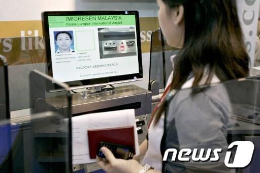 본문 이미지 - 차세대 인터넷 보안 방식과 유사한 '생체인식 기술'이 적용된 여권 검색대 © AFP=News1 