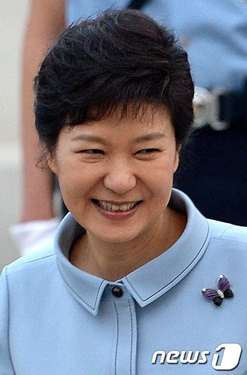 본문 이미지 - 중국 국빈 방문을 마친 박근혜 대통령이 지난 6월 30일 경기도 성남 서울공항을 통해 입국하고 있다.  2013.6.30/뉴스1 © News1 박세연 기자