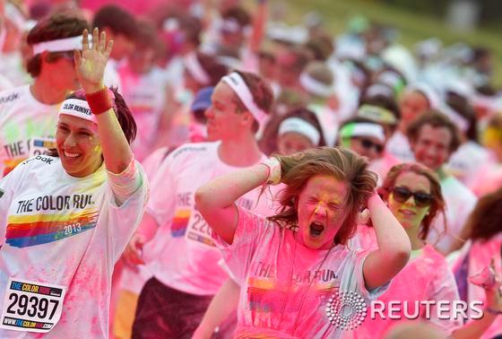 본문 이미지 - 30일(현지시간) 독일 뮌헨에서 '컬러 런(color run)' 축제가 열렸다. 약 9000명의 참가자가 파랑, 분홍, 오렌지, 노란 파우더를 칠하고 5㎞ 코스를 완주했다. © 로이터=뉴스1 