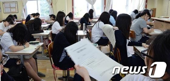 본문 이미지 - 2014학년도 대학수학능력시험에 대비한 모의평가가 실시된 5일 서울 풍문여자고등학교에서 수험생들이 문제지를 나누고 있다. 6월 모의평가에 지원한 수험생은 재학생 57만2577명, 졸업생 7만3383명 등 모두 64만5960명이다. /뉴스1 © News1 박지혜 기자