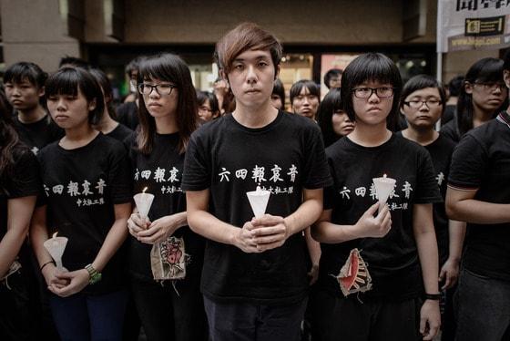 본문 이미지 - 중국 홍콩의 학생들이  4일 천안문 사태 24주년을 맞아 검은 티셔츠를 입고 촛불 집회에 참석했다. 이 추모행사는 천안문 사태가 발생한 1989년 이듬해인 1990부터 매년 진행됐다. © AFP=News1  