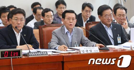 본문 이미지 - 김균섭 한국수력원자력 사장(왼쪽 두번째)이 5일 서울 여의도 국회에서 열린 산업통상자원위원회 전체회의에서 부품 비리로 인한 원전 가동 중단 관련 의원들의 질의에 답변 하고 있다. 2013.6.5/뉴스1 © News1 송원영 기자
