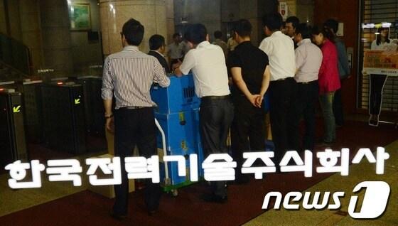 본문 이미지 - 원전 부품 비리 사건을 수사중인 부산지검 동부지청 원전비리 수사단이 5일 오후 경기도 용인의 한국전력기술 사무실을 압수수색한 후 압수품을 옮기고 있다. 검찰은 한국전력기술이 신고리 1, 2호기에 설치된 제어케이블에 대한 위조 시험성적서를 승인한 증거자료를 확보하기위해 압수수색을 실시하였다. 2013.6.5/뉴스1 © News1 손형주 기자