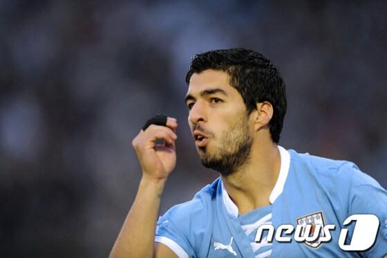 본문 이미지 - 우루과이의 간판 공격수 수아레스가 명불허전 결정력으로 조국을 구했다. 잉글랜드 전에서 2골을 터뜨리며 2-1 승리를 견인했다. © News1 