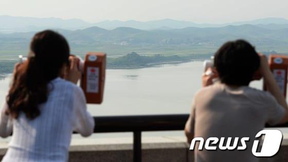 본문 이미지 - 경기 파주시 오두산 통일전망대에서 관광객들이 망원경을 이용해 북녘을 바라보고 있다. 2013.6.6 ⓒ 뉴스1