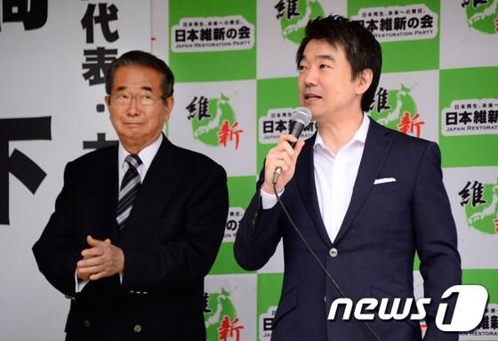 본문 이미지 - 6일 도쿄에서 가두연설중인 이시하라 신타로(왼쪽)과 하시모토 도루(오른쪽) 일본유신회 공동대표 ©AFP=News1 