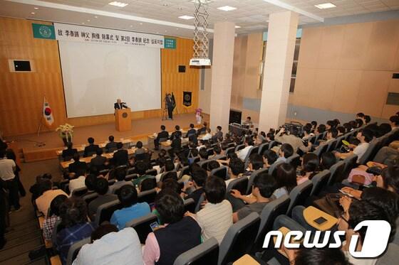 본문 이미지 - 지난해 열린 제2회 이태석 기념 심포지엄 모습.&#40;인제대 제공&#41;© News1 