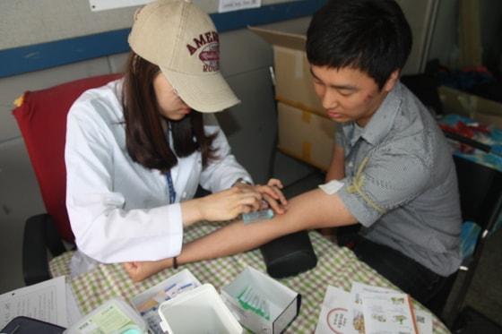 본문 이미지 - 동국대학교 학생이 백혈병으로 투병 중인 최종욱씨(23)를 위한 조혈모세포 기증 캠페인에 참여하고 있다. © News1 