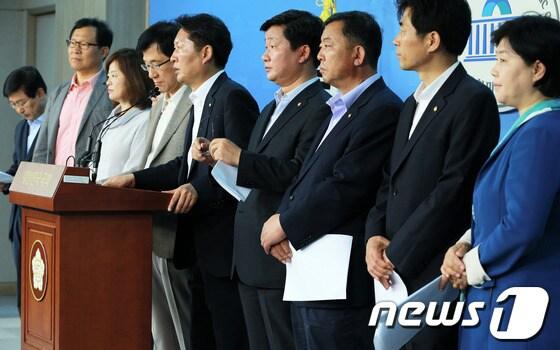 본문 이미지 - 민주당 국정원 진상조사특위와 법사위원들이 지난 9일 서울 여의도 국회 정론관에서 가진 '원세훈 전 국정원장-김용판 전 서울경찰청장 구속수사 촉구 공동기자회견'에서 청와대와 법무부장관의 결단과 구속 수사를 촉구하고 있다. © News1 오대일 기자