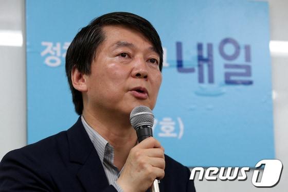 본문 이미지 - 무소속 안철수 의원의 싱크탱크인 정책네트워크 '내일'의 개소식이 지난 9일 오후 서울 마포구 도화동에서 열렸다. 안 의원이 개소식 인사말을 하고 있다. 2013.6.9/뉴스1 © News1 이광호 기자